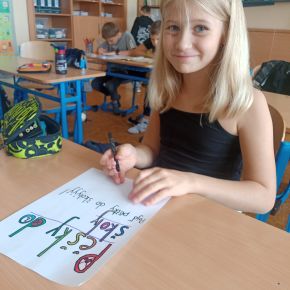 Výroba plakátů na akci PĚŠKY DO ŠKOLY