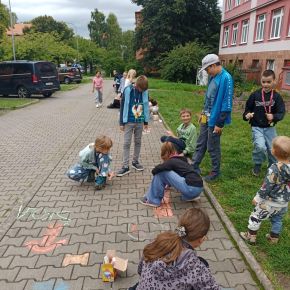 Malujeme před školou:)